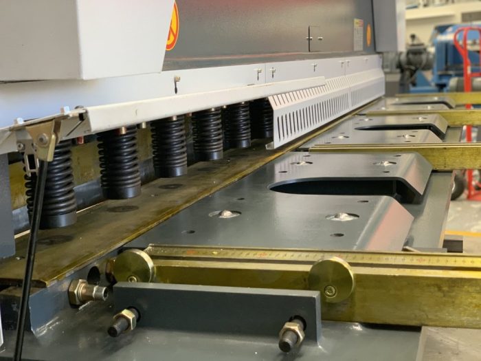 STEELMASTER -MS8-4008PSS. Guillotine Vari Rake 4000mm x 8mm Capacity, Rear Pneumatic Sheet Support - Image 4